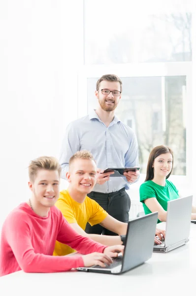 Estudiantes adolescentes estudiando en la lección — Foto de Stock