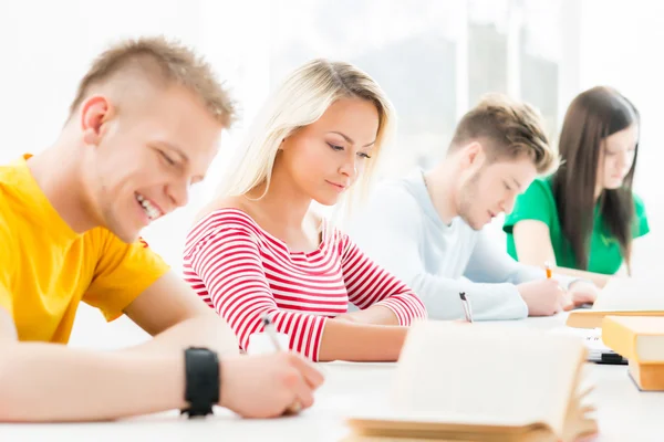 Nastoletnia studentów studiujących na lekcji — Zdjęcie stockowe