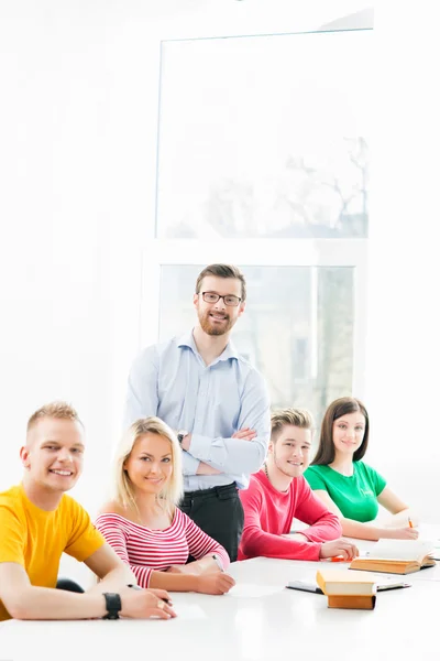 Studenti adolescenti che studiano a lezione — Foto Stock