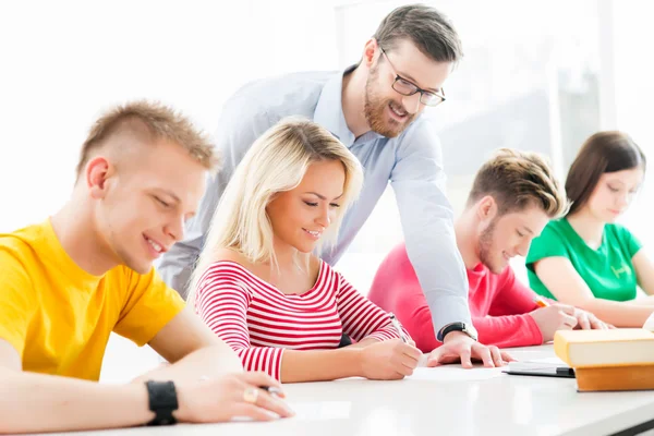 Studenti adolescenti che studiano a lezione — Foto Stock