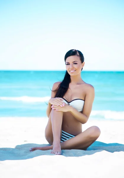 Younghappy woman on  beach — Stock Photo, Image