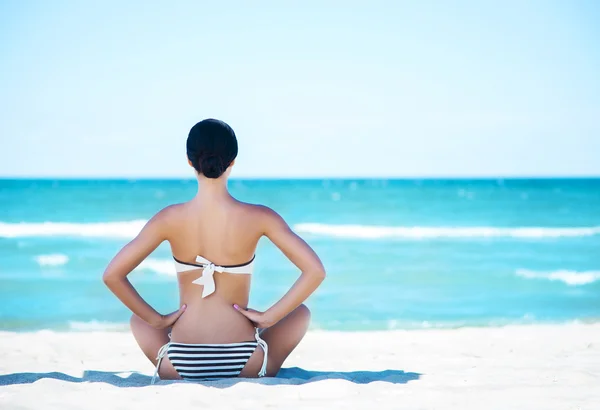 Jong gelukkig vrouw op het strand — Stockfoto