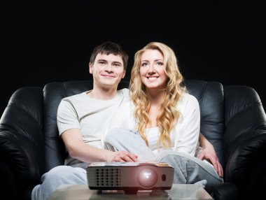 Aile film seyrederken projektör