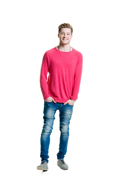 十几岁的男孩穿着一件粉红色的衬衫和牛仔裤 — 图库照片