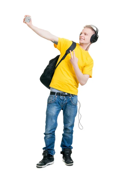 Jeune homme avec sac à dos prenant selfie — Photo