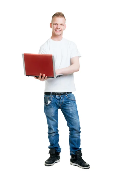 Молодой человек с помощью ноутбука — стоковое фото