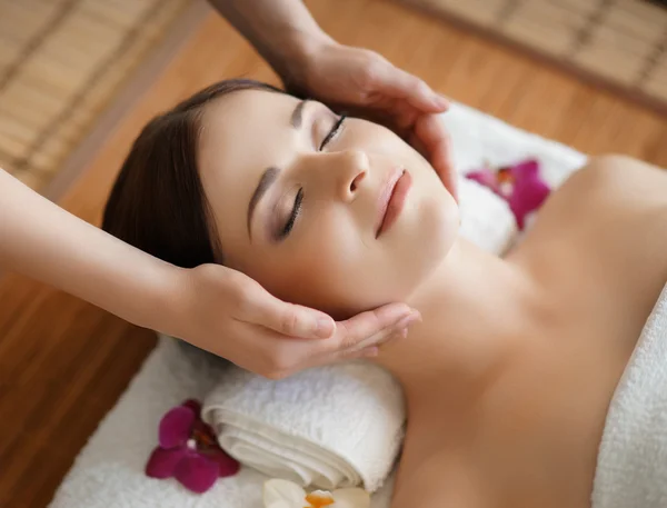 Gezonde vrouw in spa salon — Stockfoto