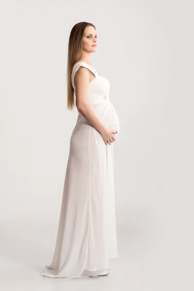 Femme enceinte en robe blanche — Photo