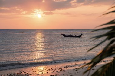güzel bir günbatımı manzarası sahilde