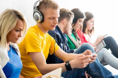 Bir grup öğrenci tatilde.