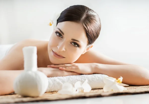 Donna sulla procedura di massaggio spa — Foto Stock