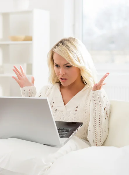 Обурена жінка використовує ноутбук . — стокове фото
