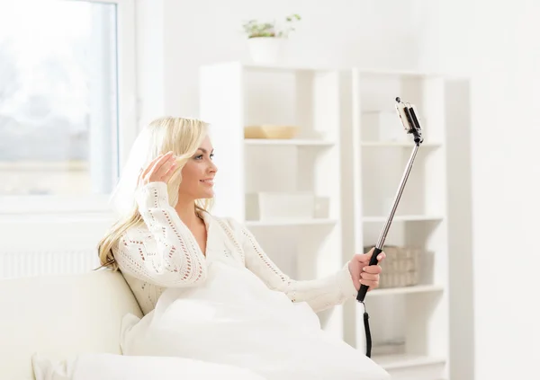 Woman taking selfie with stick — Stock Photo, Image