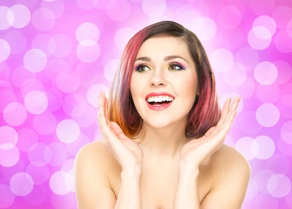 Chica sonriente con maquillaje colorido — Foto de Stock