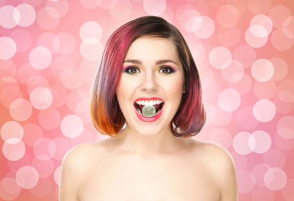 Hermosa chica con gelatina en la boca — Foto de Stock