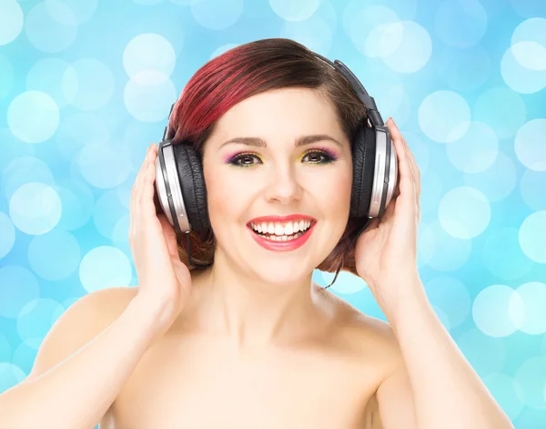 Chica escuchando la música en los auriculares . —  Fotos de Stock