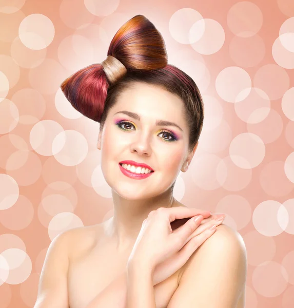 Vrouw met boog kapsel en kleurrijke make-up — Stockfoto