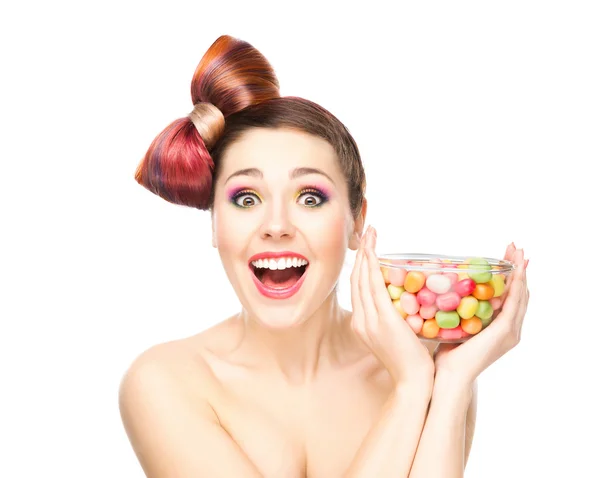 Menina com corte de cabelo arco segurando doces — Fotografia de Stock