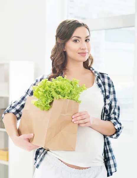 Pregnant woman with shopping bag — Stock Photo, Image