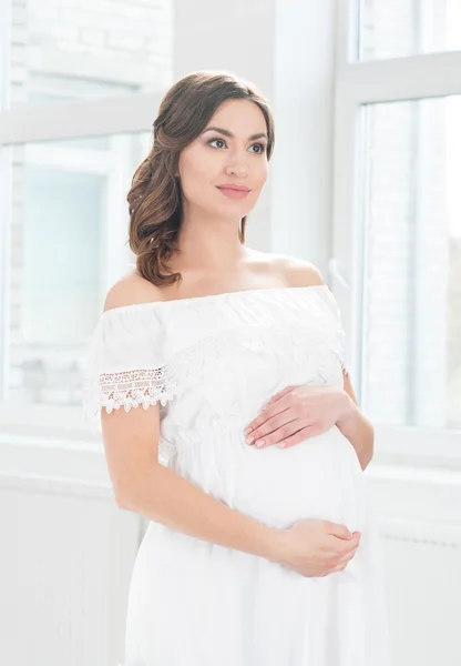 Terhes nő hasára átfogó — Stock Fotó