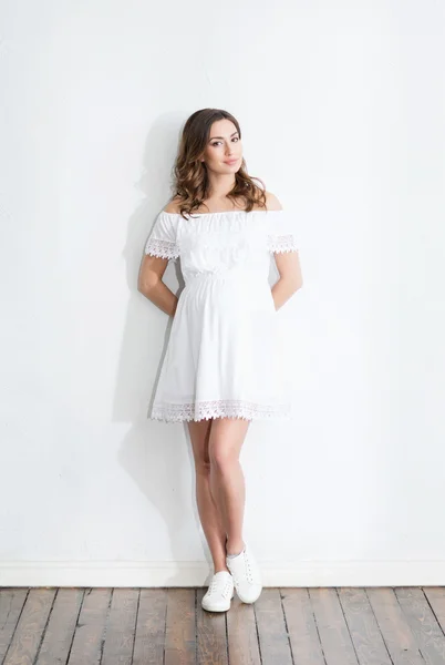Těhotná žena v bílých šatech — Stock fotografie