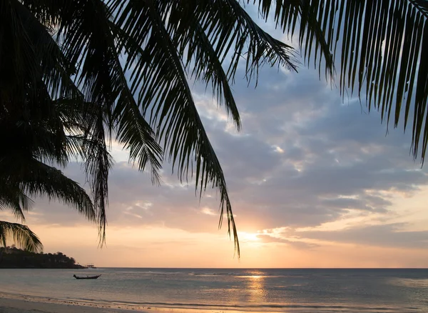 Belle vue sur le coucher du soleil sur la plage — Photo