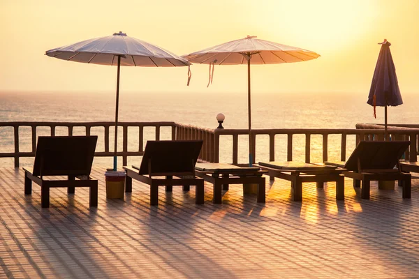 Terraço com vista para o mar e o pôr do sol . — Fotografia de Stock