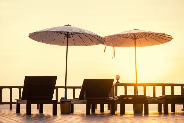 Terrass med utsikt över havet och solnedgången — Stockfoto