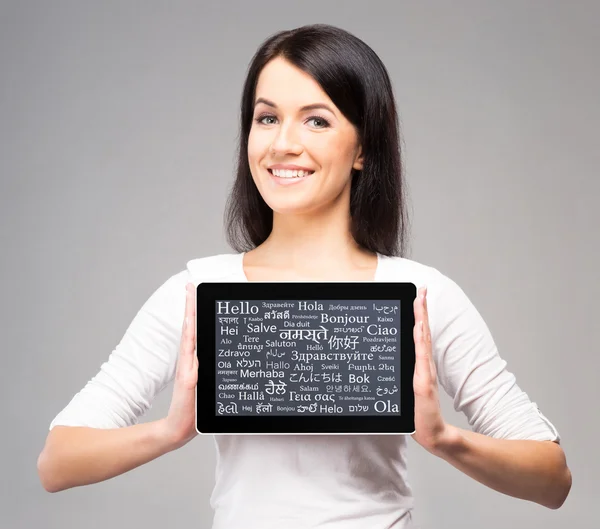 Chica adolescente con una tableta . — Foto de Stock