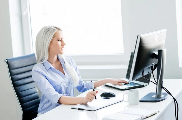 Femme confiante travaillant dans le bureau — Photo