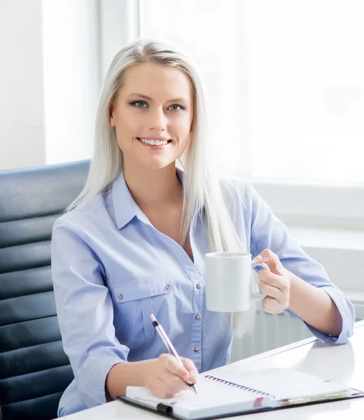 Femme confiante travaillant dans le bureau — Photo