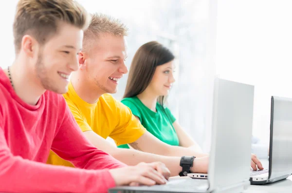 Estudiantes en clase de informática — Foto de Stock