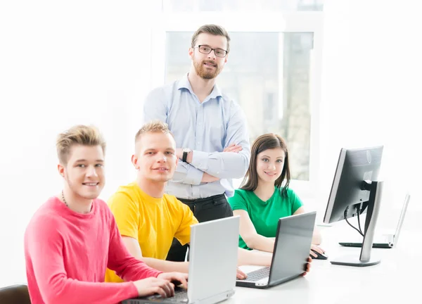 Estudiantes en clases de informática y programación — Foto de Stock