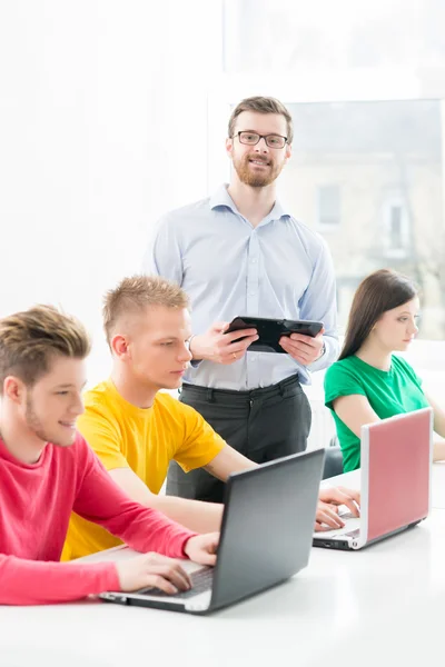 Estudiantes en clases de informática y programación — Foto de Stock