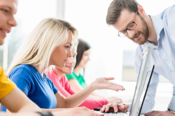 Estudiantes en clases de informática y programación —  Fotos de Stock