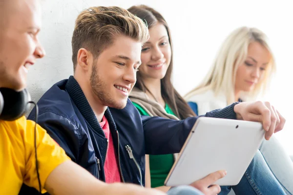 Glücklicher Junge mit Tablet — Stockfoto