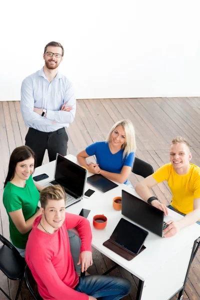 Studenten met de leraar met behulp van moderne technologieën — Stockfoto