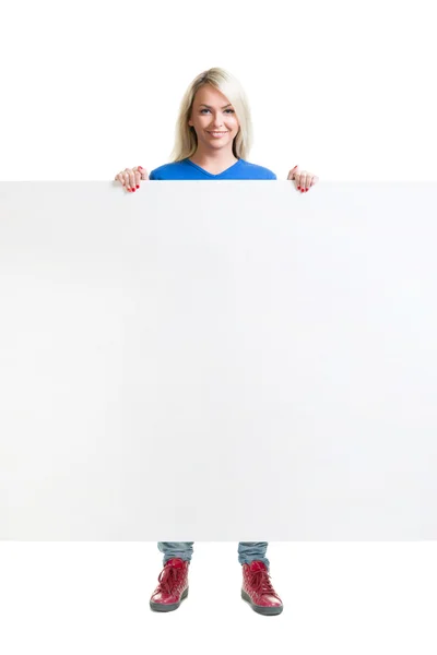 Mulher loira segurando banner em branco — Fotografia de Stock