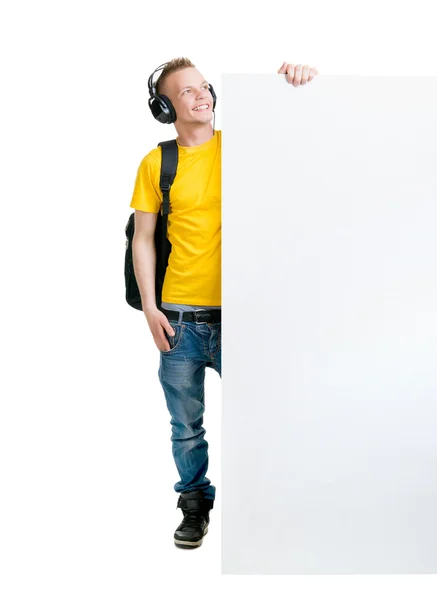 Homem em fones de ouvido segurando banner em branco — Fotografia de Stock