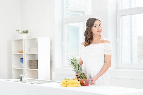 Těhotná žena hospodářství ananas. Royalty Free Stock Obrázky