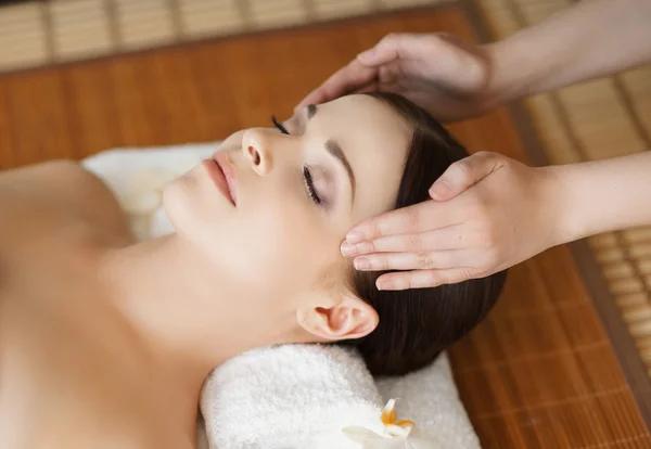 Vrouw op spa massage procedure — Stockfoto