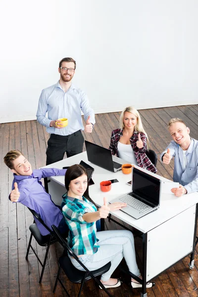 Studenten met de leraar met behulp van moderne technologieën — Stockfoto