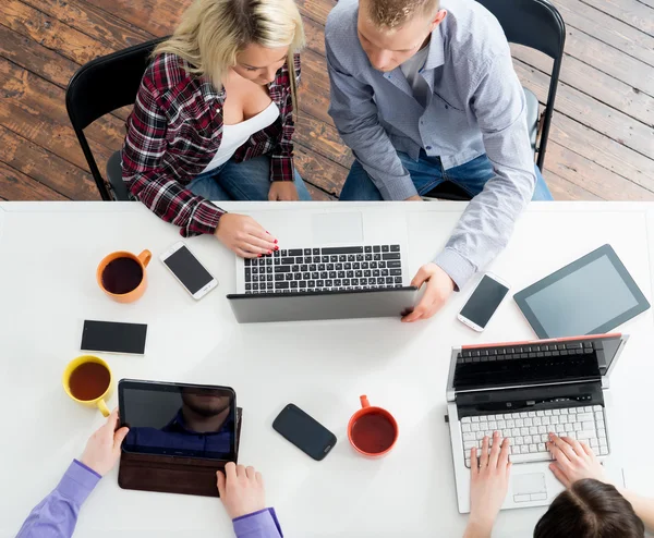 Étudiants utilisant des ordinateurs portables et tablettes . — Photo