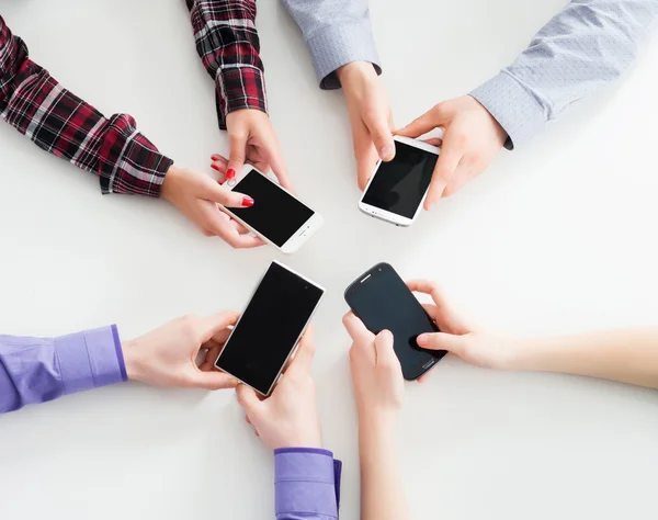 Estudiantes usando smartphones —  Fotos de Stock