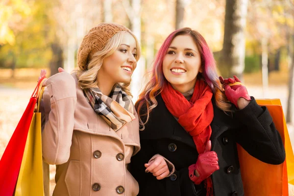 Twee meisjes met een aangenaam gesprek tijdens het wandelen van de herfst park — Stockfoto