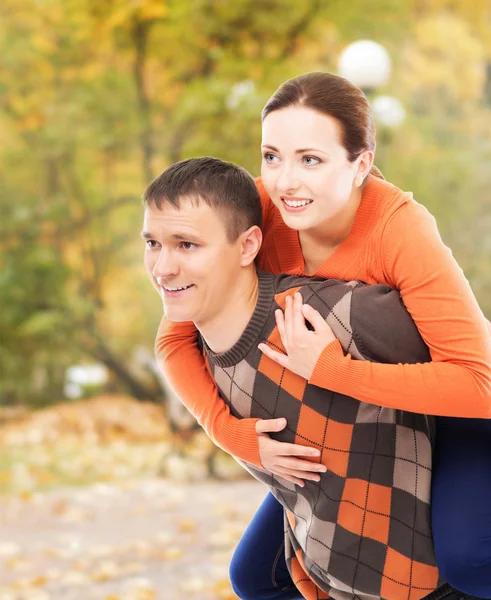 Casal abraçando no parque de outono — Fotografia de Stock