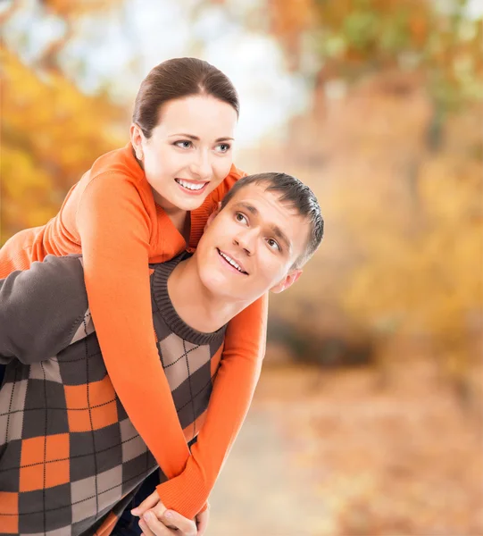 Pareja disfrutando de estar juntos en parque — Foto de Stock