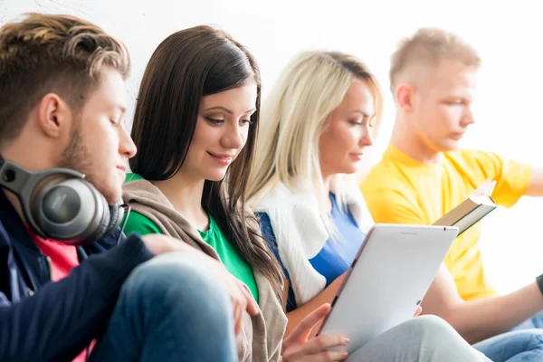 Gruppo di studenti in pausa. Concentrati su una ragazza usando tablet — Foto Stock
