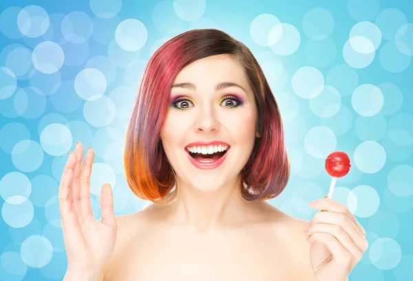 Vackra leende kvinna med en slickepinne på bubblan bakgrund — Stockfoto