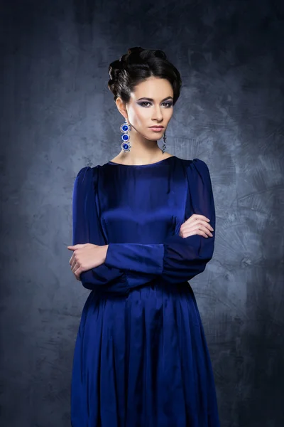 Fotomodell poserar i blå klänning. — Stockfoto